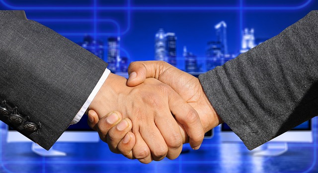 Mains qui se serrent en confiance - Chef de projet web - plus qu'u site