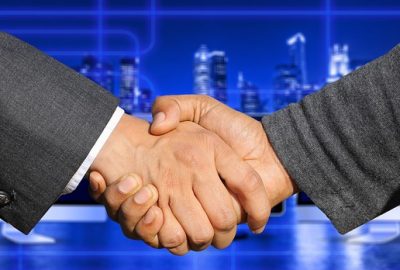 Mains qui se serrent en confiance - Chef de projet web - plus qu'u site